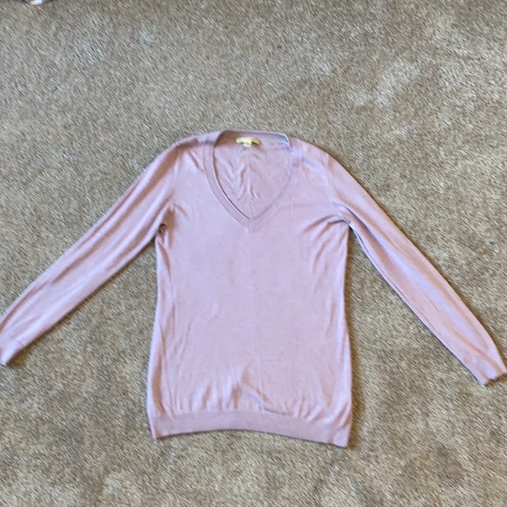 Banana Republic silk blend vee neck sweater in light purple size M.